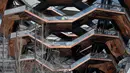 Detail konstruksi bangunan Vessel di proyek pembangunan Hudson Yards, Manhattan West Side, New York, AS, Selasa (12/3). Menara ini memiliki 155 tangga. (REUTERS/Mike Segar)