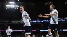 Pemain Spurs, Danish Christian Eriksen (kiri) merayakan gol bersama Harry Kane saat melawan Manchester City pada lanjutan Liga Inggris pekan ke-26 di Stadion Etihad, Minggu (14/2/2016), Spurs menang 2-1. (AFP/Oli Scarff)