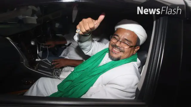 Rizieq Shihab mendatangi Komisi III DPR RI. Bersama beberapa anggota Front Pembela Islam (FPI), dia mengutarakan kasus dugaan penodaan Pancasila yang menjeratnya di Polda Jabar.