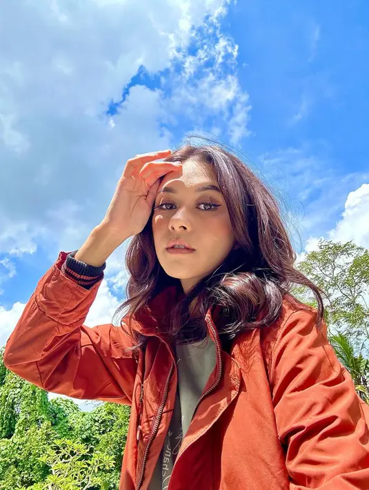 Dalam foto ini, Nana Mirdad tak terlihat seperti sudah memiliki dua anak, bukan? Berpose di bawah langit dengan sinar matahari yang cerah, Nana pancarkan aura cantiknya yang memesona. Foto: Instagram.