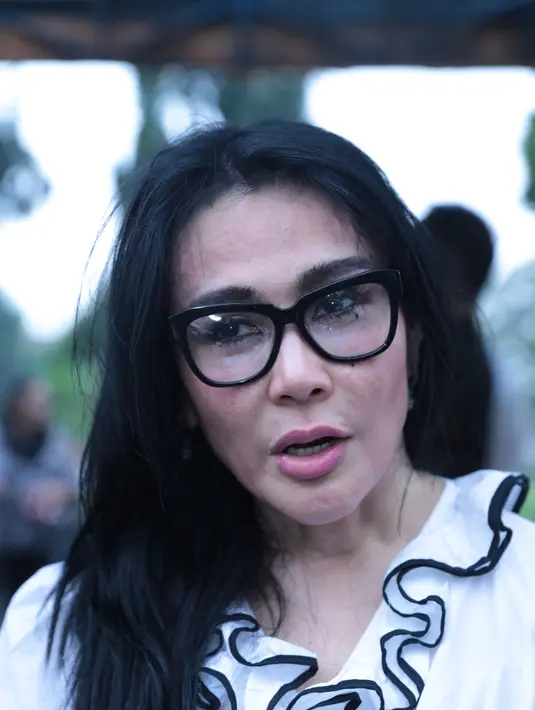 January meninggal dunia Jumat (16/9) dini hari, akibat penyakit paru-paru yang telah lama dideritanya. Connie mengaku sangat kehilangan dengan kepergian untuk selama-lamanya sahabat seperjuangannya tersebut. (Adrian Putra/Bintang.com)