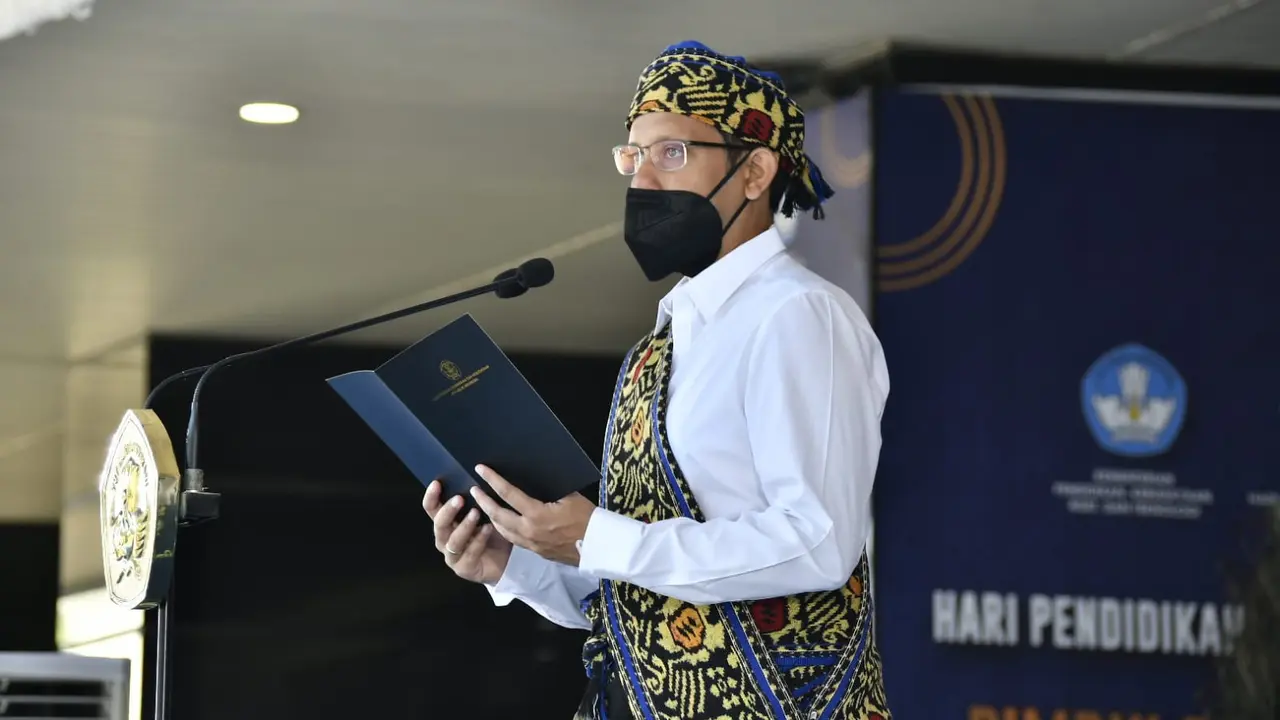 Mendikbudristek Nadiem Anwar Makarim mengenakan pakaian adat dari Flores, Nusa Tenggara Timur.