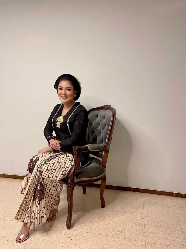 6 Pesona Nindy Ayunda dengan Baju Adat Jawa, Bikin Pangling