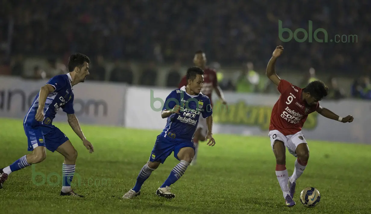Pemain Bali United, Ilham Udi Armaiyn (kanan), dibayangi pemain Persib dalam laga persahabatan di Stadion Siliwangi, Bandung, Sabtu (13/2/2016). (Bola.com/Vitalis Yogi Trisna) 