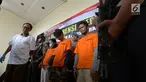 Tersangka dihadirkan saat rilis kasus narkotika jenis sabu di Polres Jakarta Timur, Jumat (21/6/2019). Sebanyak 7,3 kilogram sabu berhasil diamankan serta barang bukti mobil dan motor 5 handpone samsung, 4 unit handphone, 1 buku tabungan BCA beserta ATM, dan timbangan. (merdeka.com/Imam Buhori)