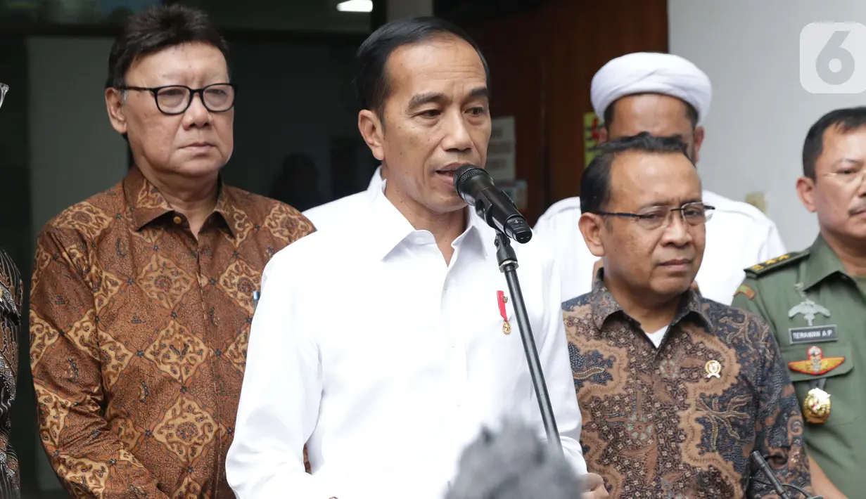 Presiden RI, Joko Widodo (baju putih) saat memberi keterangan usai melihat kondisi terakhir Menko Polhukam Wiranto yang dirawat di RSPAD, Jakarta, Kamis (10/10/2019). Presiden Joko Widodo mengatakan kondisi Wiranto mulai membaik pasca peristiwa penusukan di Banten. (Liputan6.com/Helmi Fithriansyah)