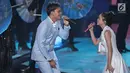 Penyanyi Rizky Ferbian saat berduet dengan pedangdut Lesti Andryani pada perayaan HUT Indosiar ke-23 di Jakarta Convention Center (JCC), Kamis (11/1). Mereka menyanyikan lagu Cukup Tau. (Liputan6.com/Herman Zakharia)