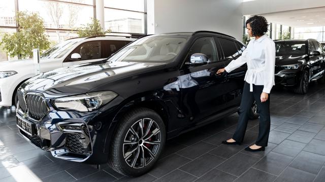 Ilustrasi membeli mobil baru, showroom mobil