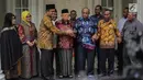 Wakil Presiden terpilih Maruf Amin (keempat kiri) bersama Ketua Perwakilan Pendeta Papua Richard Tonjau (ketiga kanan) dan Ketua Gerakan Nasionalis Religius Bobby S. Hendrawan (ketiga kiri) saling berpegangan tangan usai melakukan pertemuan di Jakarta, Kamis (5/9/2019). (Liputan6.com/Faizal Fanani)