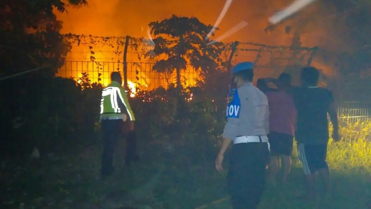 Aparat kepolisian ikut membantu memadamkan api yang membakar lahan di samping Bandara Talaud.