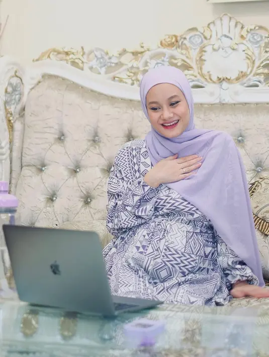 Lebih lanjut, hal yang membuat Dinda khawatir adalah nilai CT yang selalu kecil. Namun ia bersyukur karena tidak sendirian, ada sang suami dan dokter yang merawatnya selalu memberikan dukungan yang menenangkan. (Instagram/dindahw)