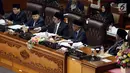 Pimpinan Sidang Fadli Zon (tengah) mengetuk palu tanda di sahkannya PP Pengganti Undang-Undang Nomor 2 Tahun 2017 tentang Perppu Ormas saat sidang paripurna ke-9 di gedung Parlemen, Senayan, Jakarta, Selasa (24/10). (Liputan6.com/Johan Tallo)