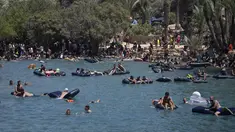 Umat muslim menikmati air saat liburan Idul Adha di Taman Nasional Gan HaShlosha dekat Kota Beit Shean, Israel, 30 Juni 2023. Umat muslim merayakan hari raya untuk menandai kesediaan dari Nabi Ibrahim (Abraham untuk Kristen dan Yahudi) untuk mengorbankan anaknya. (AP Photo/Ohad Zwigenberg)