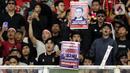 Suporter tim garuda memadati tribun penonton saat menyaksikan laga timnas Indonesia melawan Vietnam pada semifinal leg pertama Piala AFF 2022 di Stadion Utama Gelora Bung Karno, Jakarta, Jumat (6/1/2023). Indonesia akan melakoni laga tandang semifinal Piala AFF 2022 melawan Vietnam pada Senin (9/1). (Liputan6.com/Helmi Fithriansyah)