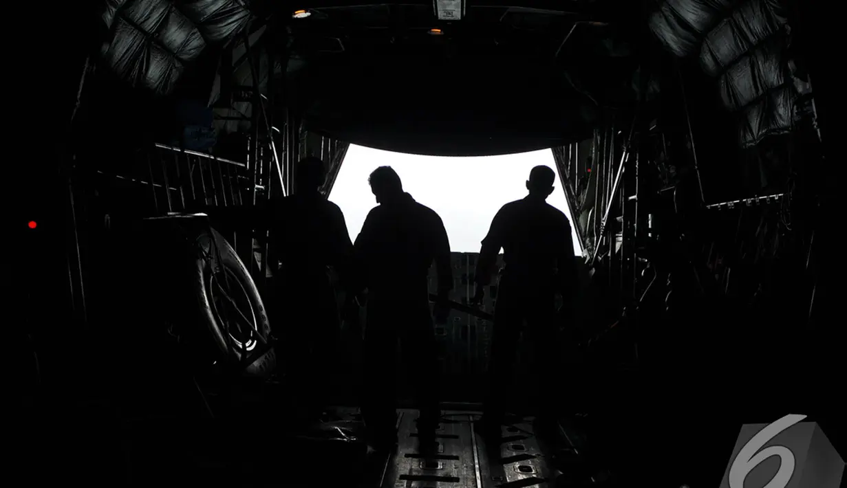 Sejumlah anggota dari TNI AU memantau keberadaan AirAsia QZ8501 dari bagian belakang pesawat, Kalimantan, Selasa (30/12/2014). (Liputan6.com/Miftahul Hayat)