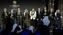 Striker Juventus, Cristiano Ronaldo, foto bersama para pemenang saat ajang Globe Soccer Award 2020 di Dubai, Minggu (27/12/2020). CR7 meraih penghargaan sebagai pemain terbaik abad ini setelah berhasil mengungguli Lionel Messi. (AFP/Elmer Magallanes)