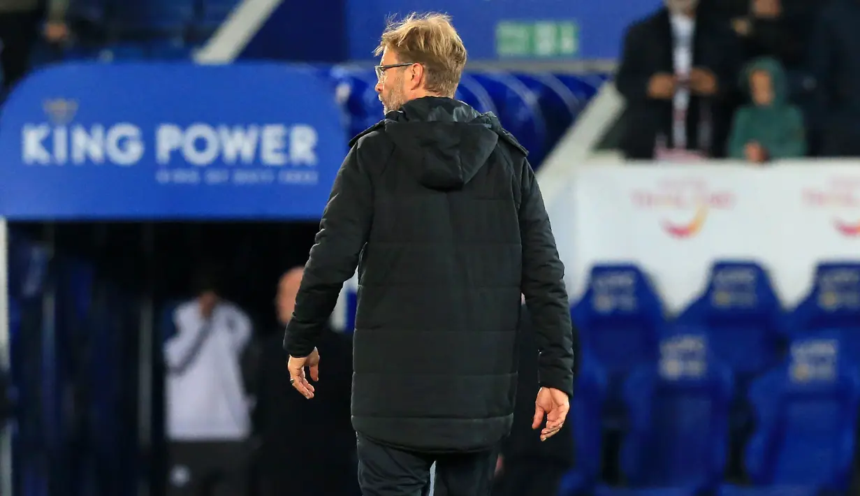 Pelatih Liverpool, Juergen Klopp, meninggalkan lapangan usai dikalahkan Leicester pada laga Piala Liga di Stadion King Power, Leicester, Selasa (19/9/2017). Leicester menang 2-0 atas Liverpool. (AFP/Lindsey Parnaby)