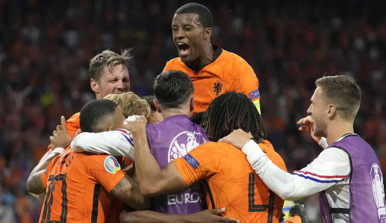 Belanda sukses mengamankan tiga poin pada laga perdana mereka di Grup C Euro 2020 lewat pertandingan sengit melawan Ukraina. De Oranje keluar sebagai juara dengan skor 3-2. (Foto: AP/Pool/Peter Dejong)