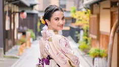 Perempuan yang pernah mewakili provinsi Riau dalam pemilihan Puteri Indonesia 2019 memang penampilannya sangat menawan. Terlebih saat Sabrina Anggraini memakai kimono ketika ia berlibur ke Jepang. Gayanya pakai Kimono membuatnya terlihat anggun. (Liputan6.com/IG/@sabrinaanggraini)
