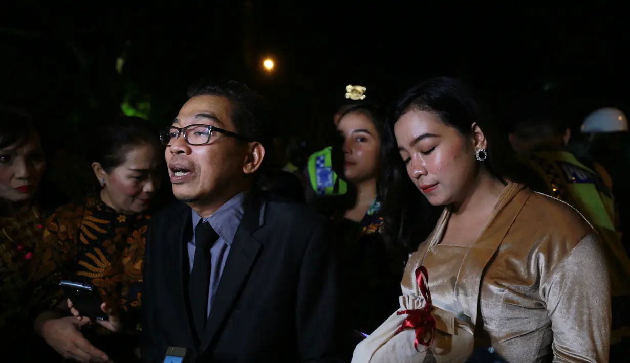 Salah satu warga net ada yang mengakui Jarwo sebagai mertuanya, bahkan ada yang mintan dikenalkan dengan dua orang putri cantik Jarwo Kwat itu. (Adrian Putra/Bintang.com)