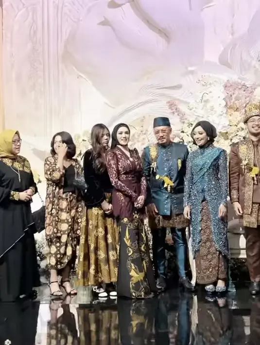 Safeea mengenakan alas kaki sepatu warna hitam dengan bagian depan putih memiliki strap. Gayanya kontras dengan sang ibunda yang mengenakan kebaya maroon dan kerudung hitam. [@mulanjameela1]