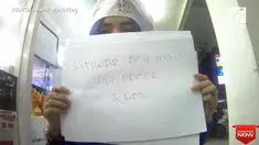 Sang kasir, Hafizah tampak tersipu malu, apalagi saat disuruh menulis hasil keseluruhan kata.
