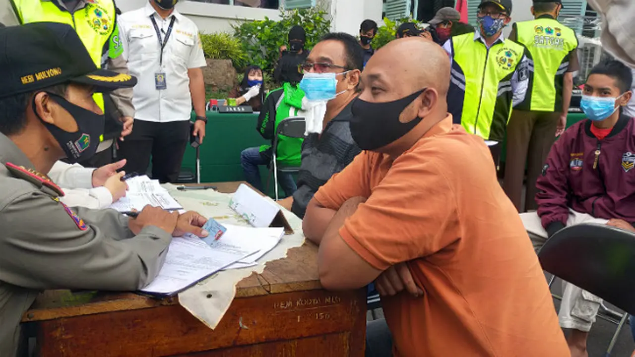 Tim Pemburu Langsung Hukum di tempat Warga yang Tak Pakai Masker di Malang