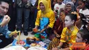 Citizen6, Sulawesi Tenggara: Dalam acara ini Menteri Kelautan dan Perikanan, Fadel M ikut mencicipi makanan tradisional masyarakat Wakatobi yang di gelar pada acara tersebut. (Pengirim: Efrimal Bahri)