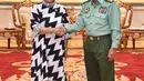 Menlu RI Retno Marsudi dan Panglima Angkatan Bersenjata Myanmar, Jenderal Senior U Min Aung Hlaing usai pertemuan di Ibu Kota Naypyidaw, Senin (4/9). Pertemuan itu membicarakan krisis kemanusiaan Rohingya. (Myanmar Office of Commander in Chief via AP)