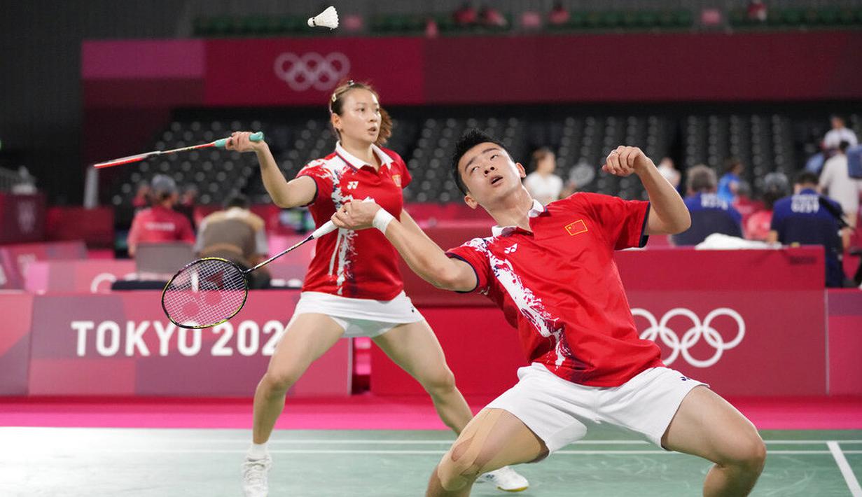 Meski pasangan Indonesia sempat bangkit dan berusaha mengimbangi permainan wakil China, namun nyatanya Zheng Siwei/Huang Yaqiong benar-benar menunjukan kelasnya sebagai unggulan pertama saat ini. Mereka berhasil membuat wakil Indonesia tak mampu berbuat banyak. (Foto: AP/Dita Alangkara)