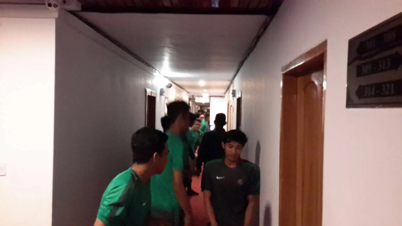 Pemain Timnas Indonesia U-19 menggelar latihan dalam hotel di depan kamar-kamar mereka (Liputan6.com/Aning Jatie)