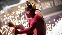 The Amazing Spider-Man 2 Pakai Topi Pemadam Kebakaran