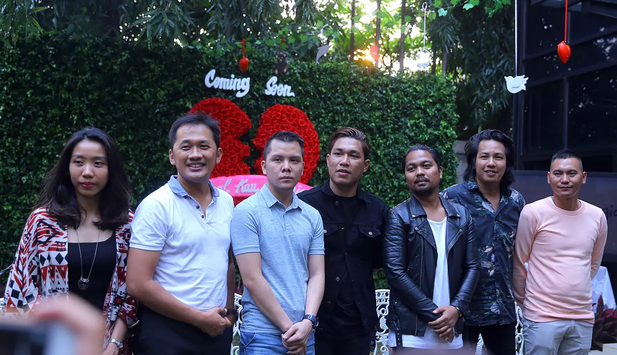 "Kita di label dan manajemen kaget juga pas kita di info lagu ini mau dijadiin film. Yang bikin kaget, yang terlibat adalah salah satu orang yang luar biasa yakni Hanung, PH-nya besar dan filmnya selalu box office," kata Ganjar. (Nurwahyunan/Bintang.com)