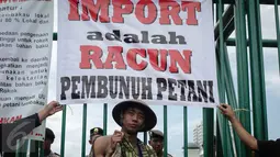 Seorang petani yang tergabung dalam Asosiasi Petani Tembakau Indonesia (APTI) ikut ambil bagian dalam unjuk rasa di depan Gedung DPR, Jakarta, Rabu (16/11). Dalam aksinya mereka meminta segera pengesahan RUU Pertembakauan. (Liputan6.com/Faizal Fanani)