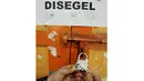 Setelah melalui serangkaian pengecekan sebelumnya, ruangan pun digembok dan disegel (Liputan6.com/Johan Tallo)