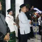 Bupati Rudy Gunawan menyambut kepulangan jemaah haji asal Garut, Jawa Barat. (Liputan6.com/Jayadi Supriadin)