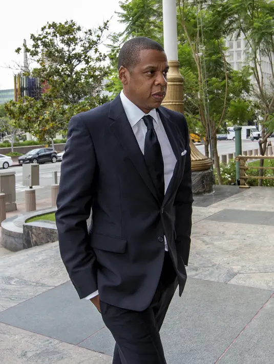 Penyanyi rap, Jay Z tiba di pengadilan Los Angeles untuk menjadi saksi kasus gugatan hak cipta atas lagu hitnya yang populer pada 1999, Big Pimpin, California, Rabu (14/10/2015). (REUTERS / Mario Anzuoni)
