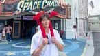 Dikenal suka traveling, Minho SHINee baru-baru ini membagikan liburannya di Singapura. Melengkapi liburannya di sana, rapper tampan yang satu ini pergi mengunjungi Universal Studios Singapore. Potretnya dengan memakai topi elmo ini membuatnya makin manis. (Liputan6.com/IG/@choiminho_1209)