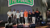 Para pelatih dan pemain Pelita Jaya (kanan-empat ke kanan) dan Prawira Bandung berfoto bersama pada konferensi pers menjelang final IBL 2023. Konferensi pers digelar di Jakarta, Selasa (18/7/2023). (Liputan6/Thomas)