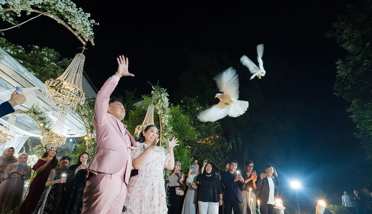 Raffi Ahmad dan Nagita Slavina bersama melepas dua ekor merpati putih. Momen ini membuat keduanya seperti pasangan pengantin. (Foto: Instagram/ raffinagita1717)