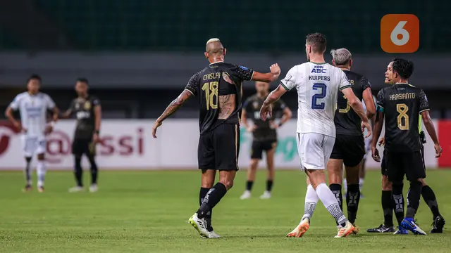 Foto: Momen Jersey Rombeng Crislan Henrique saat Laga Bhayangkara FC Vs Persib Bandung di BRI Liga 1 2023/2024