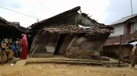 Ini Gubuk Derita Mak Cacih yang Miring dan Hampir Roboh