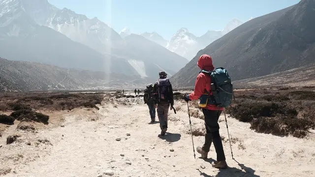 Ilustrasi mendaki gunung