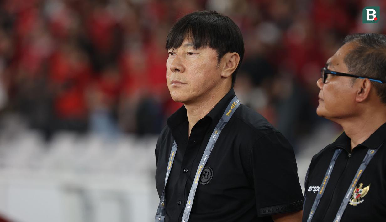 <p>Pelatih Timnas Indonesia, Shin Tae-yong didampingi manajer tim, Sumardji jelang dimulainya laga menghadapi Filipina pada laga terakhir Grup F putaran kedua kualifikasi Piala Dunia 2026 Zona Asia di Stadion Utama Gelora Bung Karno (SUGBK) Senayan, Jakarta, Selasa (11/6/2024). (Bola.com/M Iqbal Ichsan)</p>