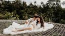 Kali ini, Reza dan Wendy melakukan pemotretan prewedding di Ubud, Bali. Keduanya nampak kompak mengenakan busana bernuansa putih. (Liputan6.com/IG/sstrebla)