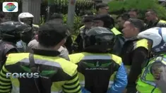 Seekor buaya sepanjang 2 meter ini tinggal selama sebulan lamanya di bawah kolong rumah milik salah satu warga.