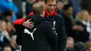 Pelatih Liverpool, Jurgen Klopp (kanan) berjabat tangan dengan pelatih Newcastle, Steve McClaren usai pertandingan melawan Newcastle di Liga Inggris di Stadion St James Park, Inggris (6/12). Liverpool kalah 2-0 atas Newcastle. (Reuters/Lee Smith)