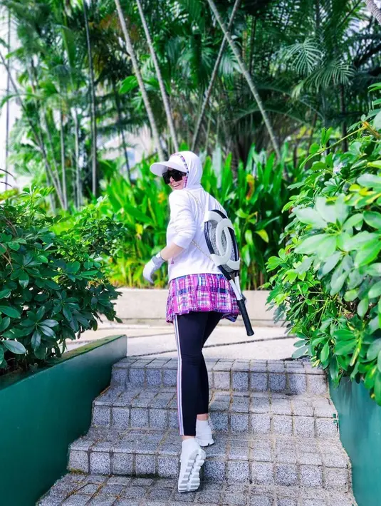 Mantan duet Anang Hermansyah ini memang sangat memperhatikan penampilan. Termasuk penampilan Syahrini saat bermain tenis. Ia berdandan kece saat bermain tenis yang membuat foto dari Syahrini banjir like dan komentar dari netizen, (Liputan6.com/IG/princessyahrini)