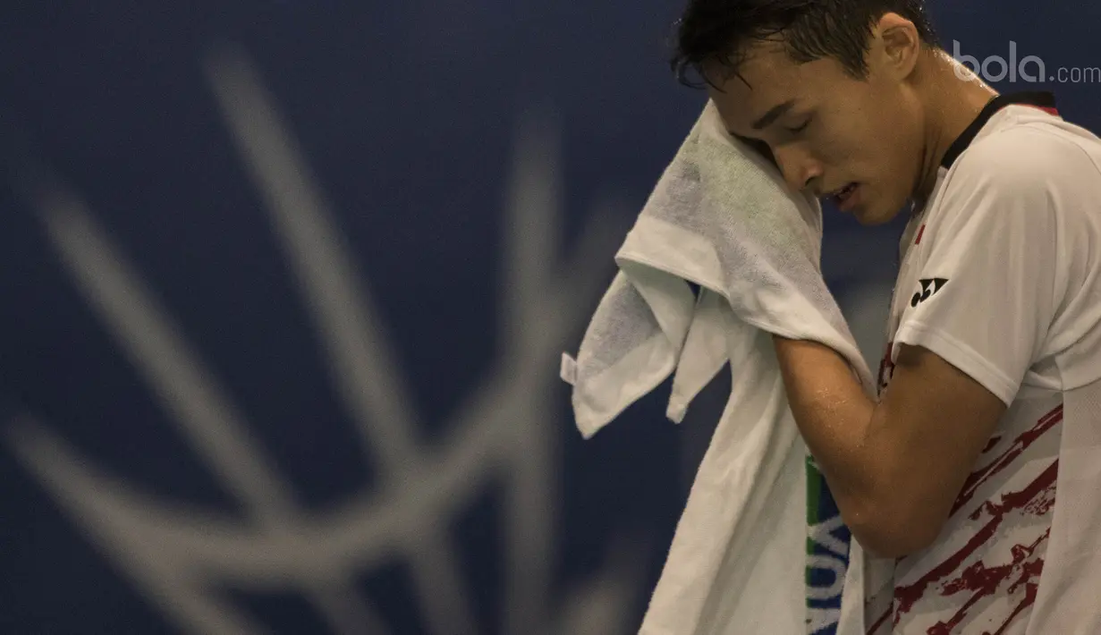 Tunggal putra Indonesia, Jonatan Christie, tampak lelah saat melawan tunggal China, Chen Long, pada laga BCA Indonesia Open di JCC, Jakarta, Kamis (15/6/2017). Jonatan kalah 9-21 dan 7-21. (Bola.com/Vitalis Yogi Trisna)