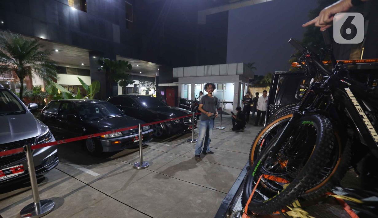 Pewarta melihat-lihat beberapa kendaraan sitaan hasil Operasi Tangkap Tangan (OTT) yang menjerat Kepala Kantor Imigrasi Jakarta Barat tiba di Gedung Merah Putih Komisi Pemberantasan Korupsi (KPK), Jakarta, Rabu (3/6/2026). (Liputan6.com/Helmi Fithriansyah)